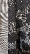 Lade das Bild in den Galerie-Viewer, Wunderschöne Longweste mit dezentem Flowerdesign und Raffungen Gr 40 bis 54