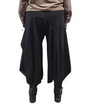 Load image into Gallery viewer, CNG Ballonhose mit veganem Ledereinsatz -Avantgardistisch, alle Größen