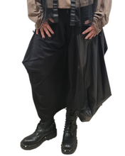 Load image into Gallery viewer, CNG Ballonhose mit veganem Ledereinsatz -Avantgardistisch, alle Größen