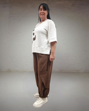 Lade das Bild in den Galerie-Viewer, Maxlive Hosenset in braun mit Leichtstrickpulli und Hose