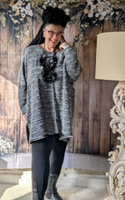 Lade das Bild in den Galerie-Viewer, SALE- Mädchenglück Onesized Oversized Pullover aus Viskose und Baumwolle