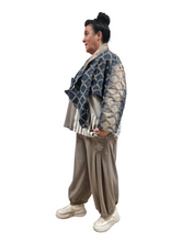 Load image into Gallery viewer, H4 Jeansjacke kurz Gr 36 bis 60 mit erhabener Haptik und Mini Fransen