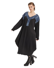 Load image into Gallery viewer, H4 Kleid mit Jeanseinsätzen und Pailetten Größe 38 bis 62