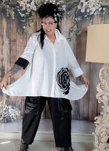 Lade das Bild in den Galerie-Viewer, CN-G Bluse mit Applikation Größe 42 bis 58