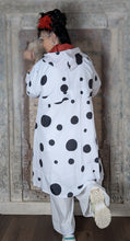 Load image into Gallery viewer, MG JETZT IM SALE Regenmantel Weiß mit schwarzen Punkten und rotem Memory Taft Einsatz