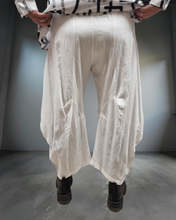 Load image into Gallery viewer, Mädchenglück Ballonhose in Weiss bis Größe 56
