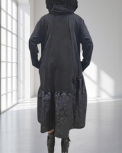 Load image into Gallery viewer, Avantgardistisches High Fashion Kleid mit Memory