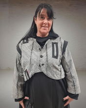 Load image into Gallery viewer, Restocked nach Ausverkauf - H4 Oversize Kurzblazer mit Knöpfen