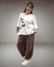 Lade das Bild in den Galerie-Viewer, Maxlive Hosenset in braun mit Leichtstrickpulli und Hose