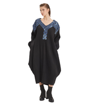 Load image into Gallery viewer, H4 Kleid mit Jeanseinsätzen und Pailetten Größe 38 bis 62