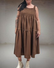 Lade das Bild in den Galerie-Viewer, Maxlive Set braun mit Trägerkleid und Leicht Mantel