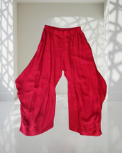 Load image into Gallery viewer, Mädchenglück Ballonhose in Rot bis Größe 56