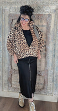 Load image into Gallery viewer, Blazer in Leo Print - Eingeitsgröße