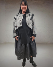 Load image into Gallery viewer, Restocked nach Ausverkauf - H4 Oversize Kurzblazer mit Knöpfen