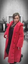 Load image into Gallery viewer, CNG Teddy Mantel mit Kapuze in Rot 4 Größen bis Größe 62- kurzzeitig im Halloween Special