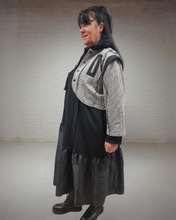 Load image into Gallery viewer, Restocked nach Ausverkauf - H4 Oversize Kurzblazer mit Knöpfen