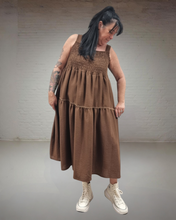 Lade das Bild in den Galerie-Viewer, Maxlive Set braun mit Trägerkleid und Leicht Mantel