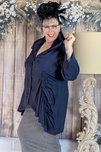 Load image into Gallery viewer, Mädchenglück Bluse aus Viskose in Marine bis Größe 60 - jetzt im Sale