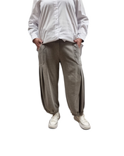 Load image into Gallery viewer, Hose in Ballonform Größe 40 bis 64 in taupe