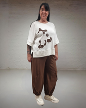 Lade das Bild in den Galerie-Viewer, Maxlive Hosenset in braun mit Leichtstrickpulli und Hose