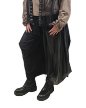 Load image into Gallery viewer, CNG Ballonhose mit veganem Ledereinsatz -Avantgardistisch, alle Größen