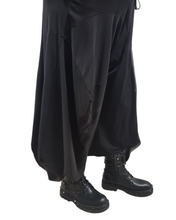 Load image into Gallery viewer, CNG Ballonhose mit veganem Ledereinsatz -Avantgardistisch, alle Größen