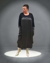 Load image into Gallery viewer, Maxlive Kleid mit Pünktchen alle Größen