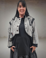 Load image into Gallery viewer, Restocked nach Ausverkauf - H4 Oversize Kurzblazer mit Knöpfen
