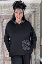 Load image into Gallery viewer, CN-G Oversize Hoodie mit Blumemapplikation aus veganem Leder Größe 44 bis 64