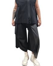 Load image into Gallery viewer, CNG Ballonhose mit veganem Ledereinsatz -Avantgardistisch, alle Größen