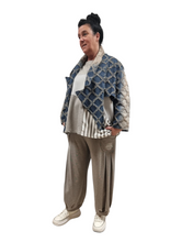 Load image into Gallery viewer, H4 Jeansjacke kurz Gr 36 bis 60 mit erhabener Haptik und Mini Fransen