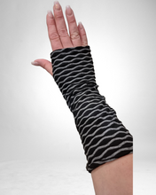 Lade das Bild in den Galerie-Viewer, Kischella Armstulpen Pulswärmer in Rot/Schwarz und Schwarz/ Grau