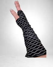 Lade das Bild in den Galerie-Viewer, Kischella Armstulpen Pulswärmer in Rot/Schwarz und Schwarz/ Grau
