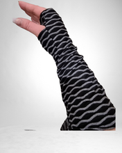 Lade das Bild in den Galerie-Viewer, Kischella Armstulpen Pulswärmer in Rot/Schwarz und Schwarz/ Grau