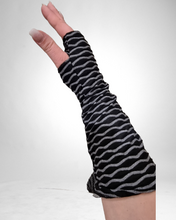 Lade das Bild in den Galerie-Viewer, Kischella Armstulpen Pulswärmer in Rot/Schwarz und Schwarz/ Grau