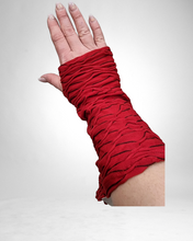 Lade das Bild in den Galerie-Viewer, Kischella Armstulpen Pulswärmer in Rot/Schwarz und Schwarz/ Grau