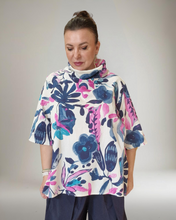 Load image into Gallery viewer, Tunika Marine-Floral Größe 40 bis 50

