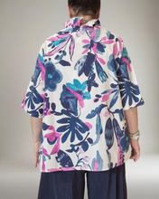 Load image into Gallery viewer, Tunika Marine-Floral Größe 40 bis 50
