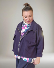 Lade das Bild in den Galerie-Viewer, Sweat Kurzjacke in Marine Größe 40 bis 52/54

