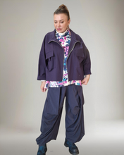 Lade das Bild in den Galerie-Viewer, Sweat Kurzjacke in Marine Größe 40 bis 52/54
