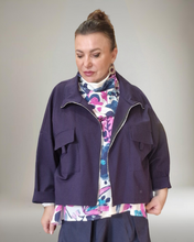Lade das Bild in den Galerie-Viewer, Sweat Kurzjacke in Marine Größe 40 bis 52/54

