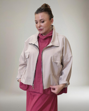Lade das Bild in den Galerie-Viewer, Sweat Kurzjacke in Beige Größe 40 bis 52/54
