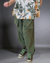 Lade das Bild in den Galerie-Viewer, Stylische Hose in Khaki Größe 40 bis 60
