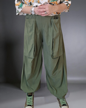 Lade das Bild in den Galerie-Viewer, Stylische Hose in Khaki Größe 40 bis 60
