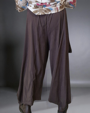 Lade das Bild in den Galerie-Viewer, Stylische Hose in Schoko Größe 40 bis 60

