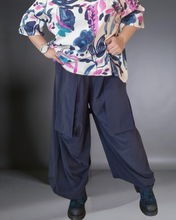 Lade das Bild in den Galerie-Viewer, Stylische Hose in Marine Größe 40 bis 60
