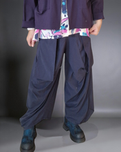 Lade das Bild in den Galerie-Viewer, Stylische Hose in Marine Größe 40 bis 60
