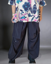 Lade das Bild in den Galerie-Viewer, Stylische Hose in Marine Größe 40 bis 60
