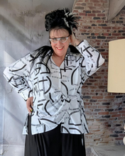 Load image into Gallery viewer, High Fashion raffinierte Bluse in angesagtem Design in Weiss Schwarz mit Muster bis Größe 58
