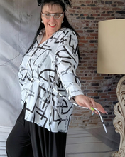 Load image into Gallery viewer, High Fashion raffinierte Bluse in angesagtem Design in Weiss Schwarz mit Muster bis Größe 58
